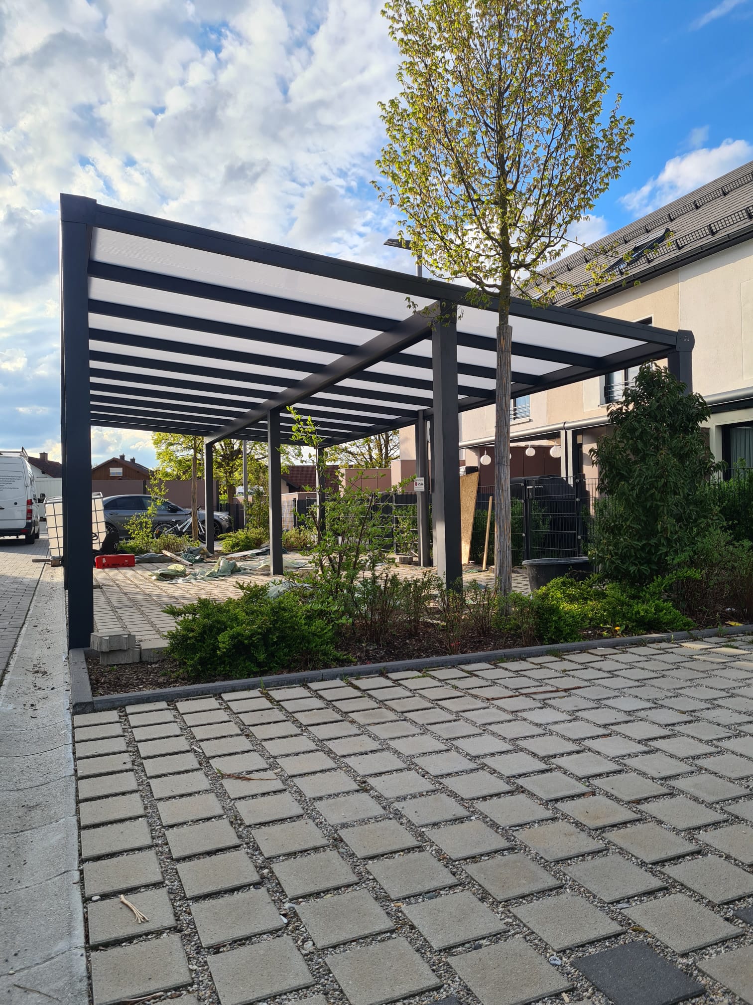 Robuste und elegante Carports von Kastonia.de. Schützen Sie Ihr Fahrzeug stilvoll vor Wettereinflüssen. Perfekte Ergänzung für jedes Zuhause.