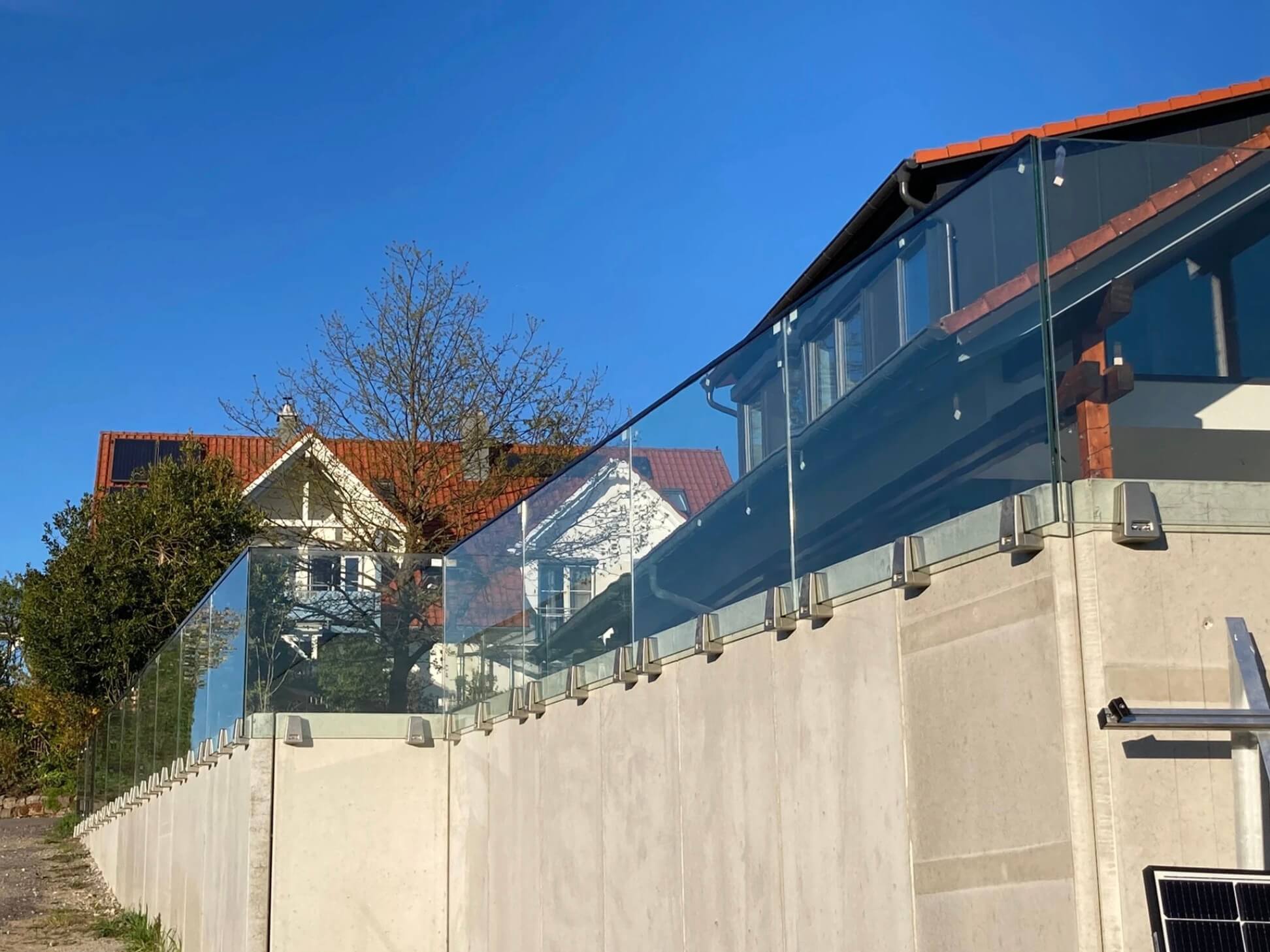 Maximieren Sie Ihre Aussicht mit stilvollen Glasgeländern von Kastonia.de. Sicherheit trifft auf Design – perfekt für Balkone, Treppen und mehr.